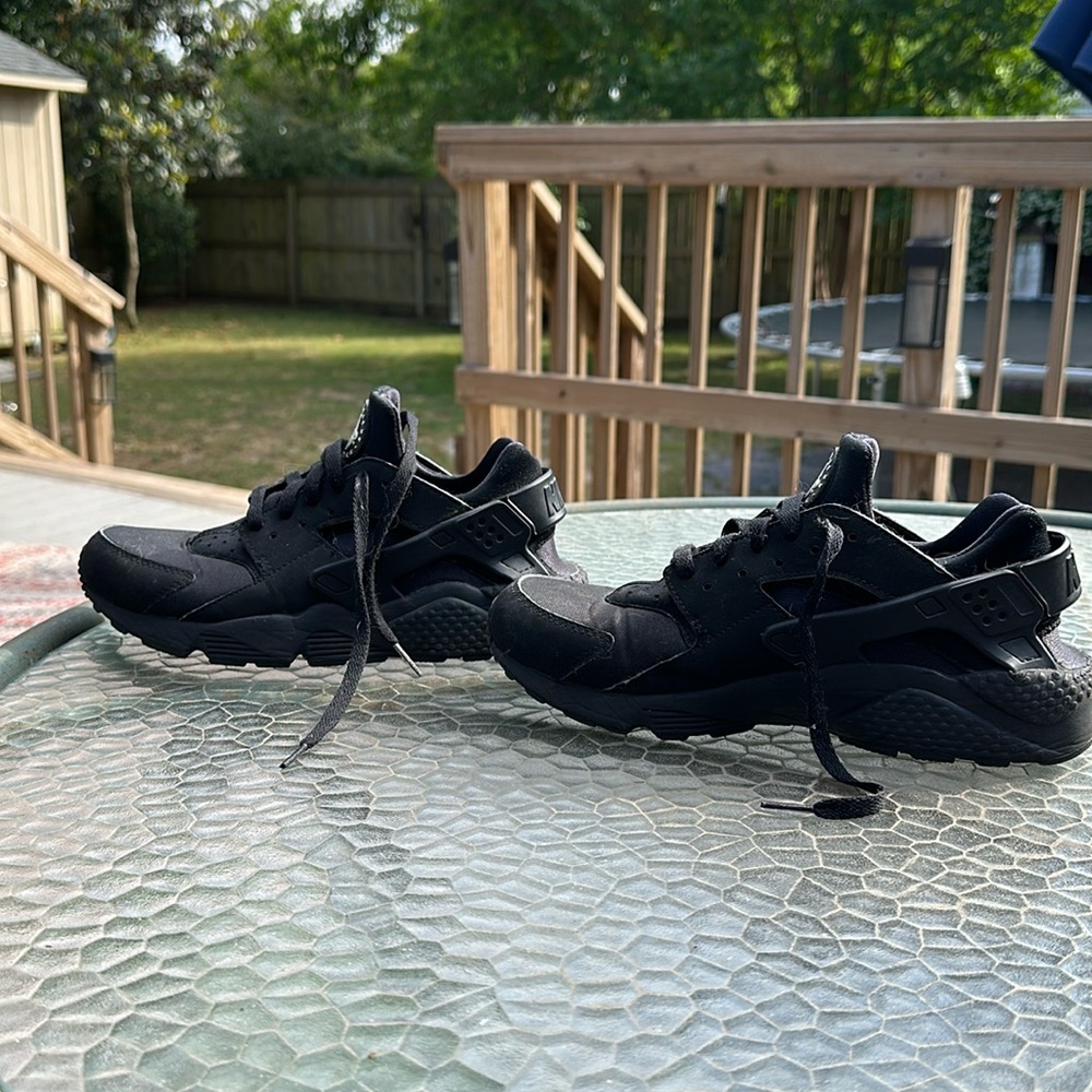 Nike Air Huarache boys shoes size 8